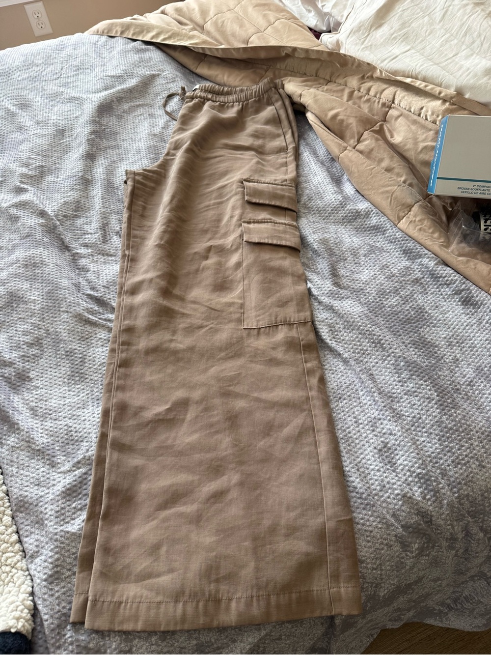 Abercrombie & Fitch Neutral Taupe Lightweight Wide-Leg Cargo Pants Size M